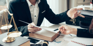 Thuê luật sư bào chữa có tốn kém không?